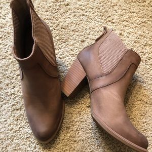 NWOT leather ugg bootie in taupe size 7